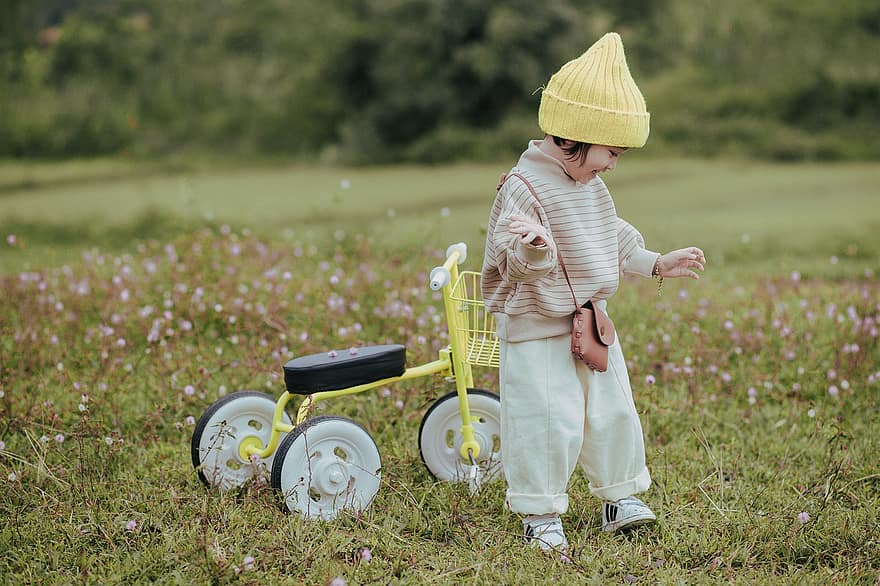liten flicka, cykeltur, äng, parkera, cykel, bebis, barn, söt, barndom, roligt, gräs