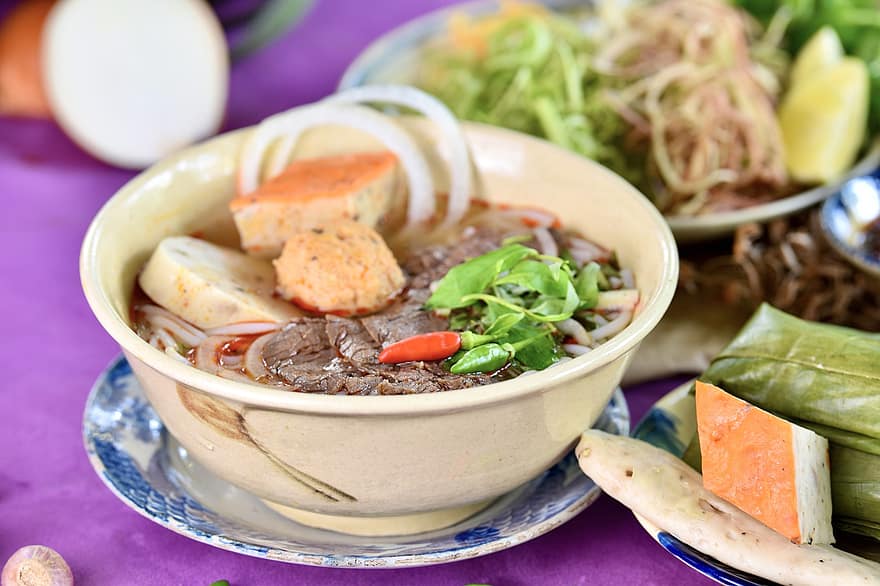 суп с говядиной и лапшой, Говядина с лапшой, миска, еда, обед, вьетнамский