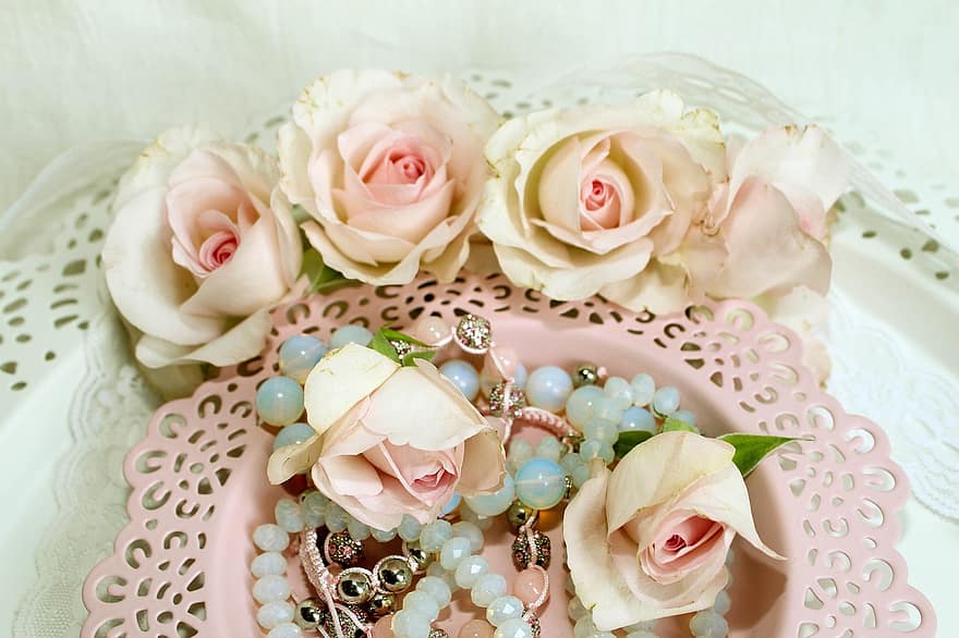 róże, biżuteria, kamień księżycowy, zabytkowe, shabby chic, romantyk, figlarny, dekoracja