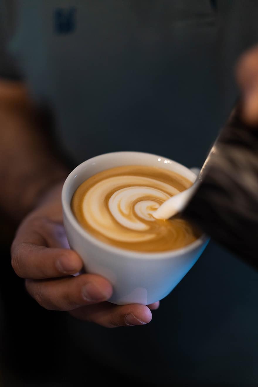 latte art, rankas, barista, latte, kava, kavinė, kofeinas, kavinė latte