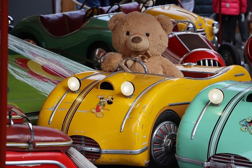 carrousel, festival folklorique, ours en peluche, amusement, voiture, jouet, véhicule terrestre, transport, mignonne, mode de transport, roue