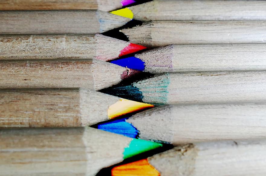 кольорові олівці, художні матеріали, канцтовари