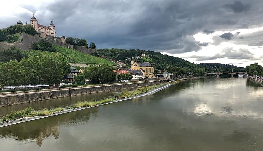 Allemagne, Würzburg, rivière, couvert, temps nuageux