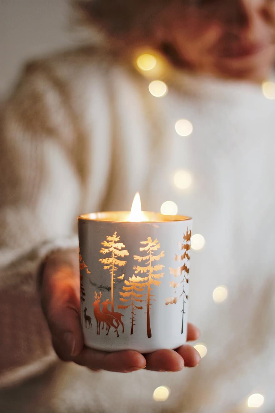 candela, candela di natale, periodo natalizio, celebrazione, inverno, donne, fiamma, fuoco, fenomeno naturale, avvicinamento, mano umana