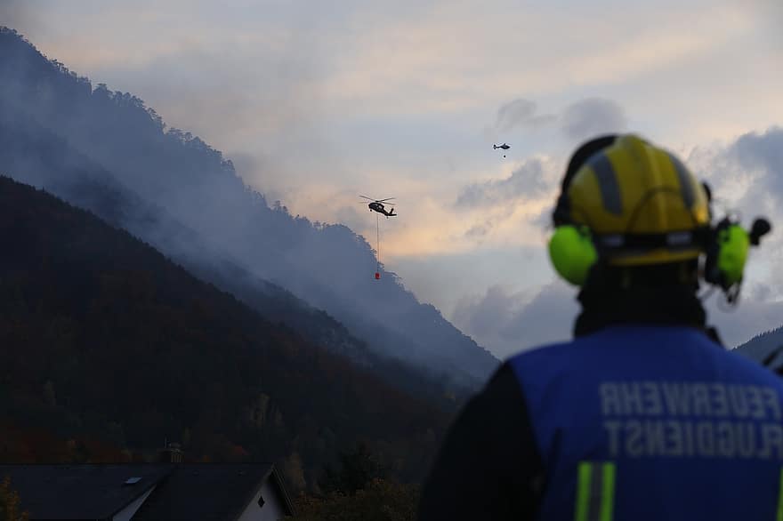 helikopteri, metsäpalo, tulipalon sammutus, palokunta, ilmapalontorjunta, savu, ilma-alus, Sikorsky S-70, musta Haukka, Eurocopter Ec135, vuoret