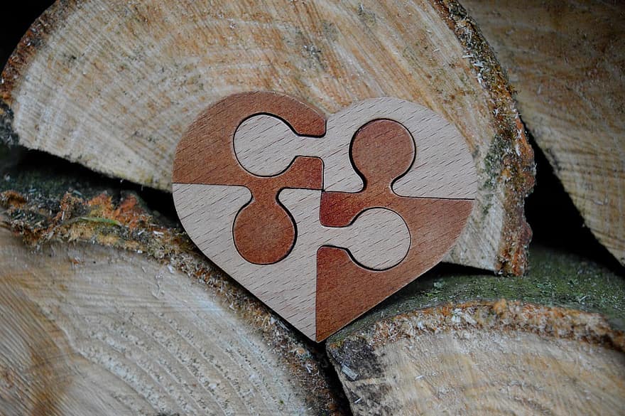 сердце, деревянное сердце, головоломка, игрушка, решение, дрова, дерево, стволы деревьев, кусочки дерева, куча дерева, деревянный