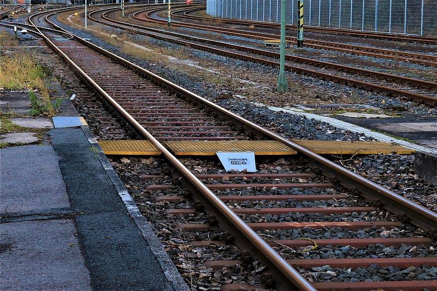 Tracks verfolgen, Schiene, Schienenbett, Schwelle, Metall, Plattformkante, Zeichen, Bahnübergang, Kies, Bahngleis, Transport