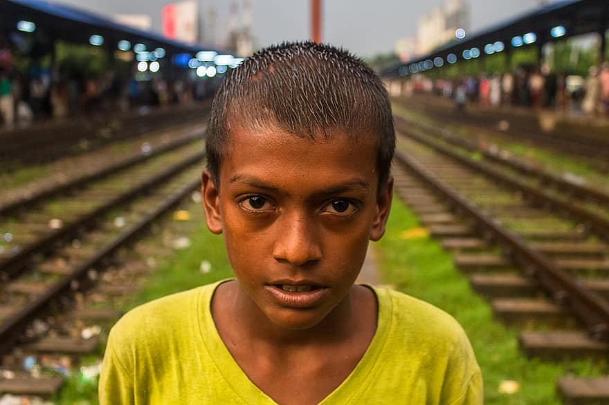 garçon, enfant des rues, portrait, Jeune, sérieux, chemin de fer, Dhaka, le bangladesh