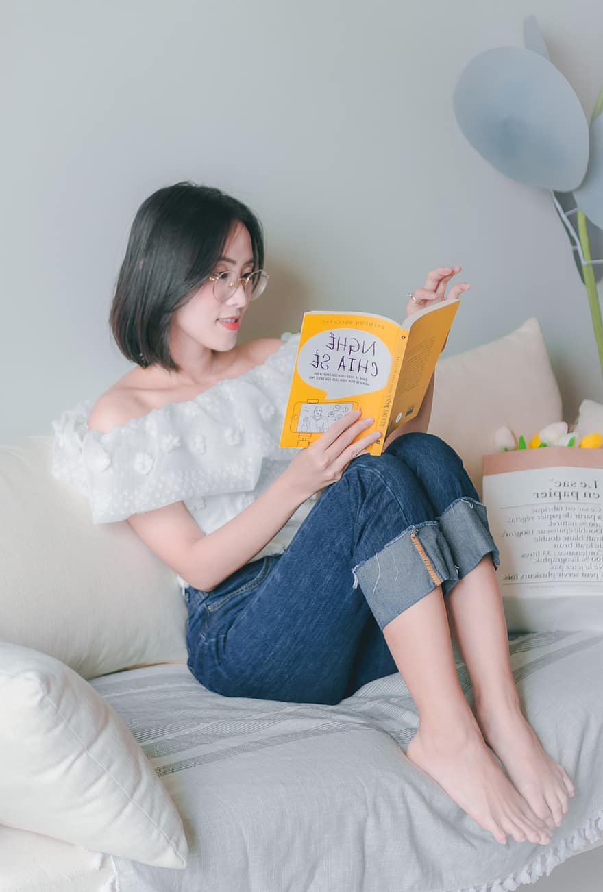 femme asiatique, en train de lire, relaxant, loisir, femme vietnamienne, maison, canapé, femmes, à l'intérieur, livre, modes de vie