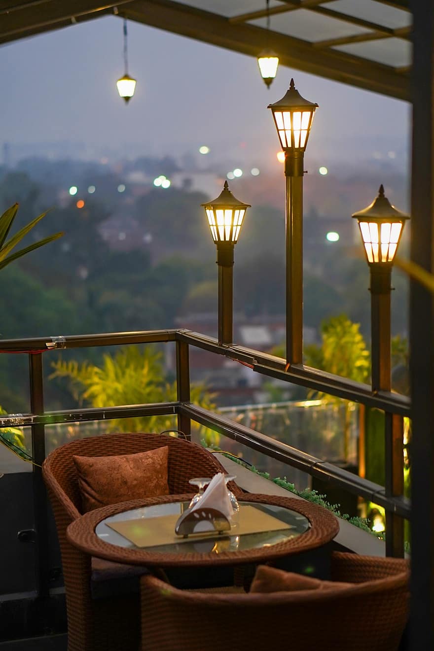 café sur le toit, soir, restaurant sur le toit, bar sur le toit, table, lanterne, lampe électrique, bois, nuit, chaise, crépuscule