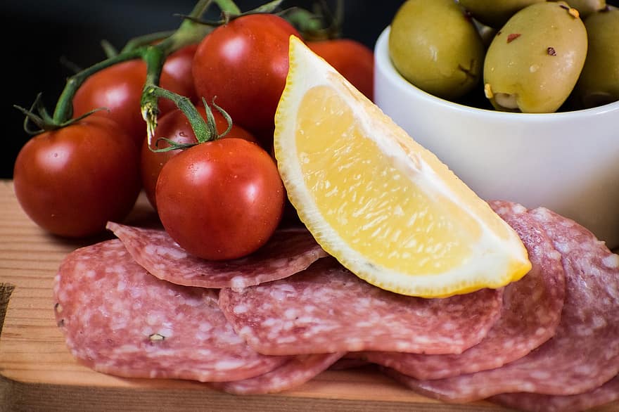 tomàquets, olives, salami, llimona, menjar, frescor, primer pla, tomàquet, gourmet, carn, tall