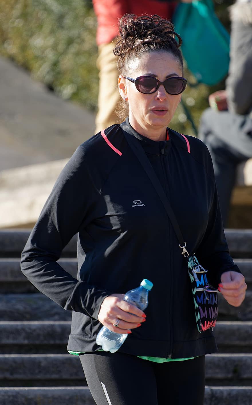 женщина, солнцезащитные очки, бутылка с водой, на открытом воздухе, упражнение, люди, один человек, спорт, образ жизни, для взрослых, осуществление