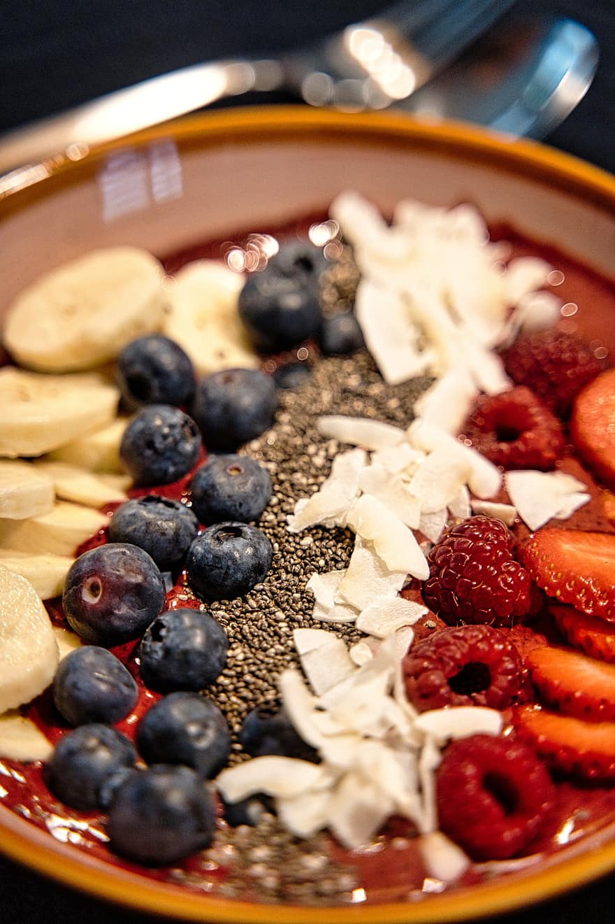 Chia zaden, aardbei, framboos, banaan, fruit, gedroogd fruit, yoghurt, vitamine bom, voedsel, bosbes, toetje