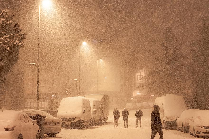 नगर, सर्दी, मौसम, हिमपात, रात, गाड़ी, बर्फ गिर रही है, यातायात, हिमपात का एक खंड, चित्रण, परिवहन