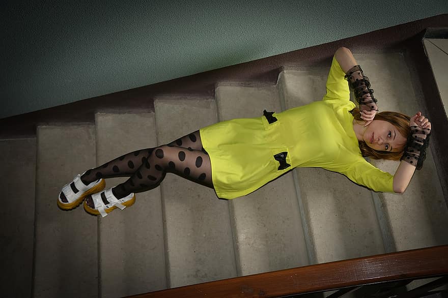 Kadın, portre, merdivenler, parmaklıklar, merdiven uçuşu, adımlar, merdiven, merdiven boşluğu, sarı elbise, moda, stil