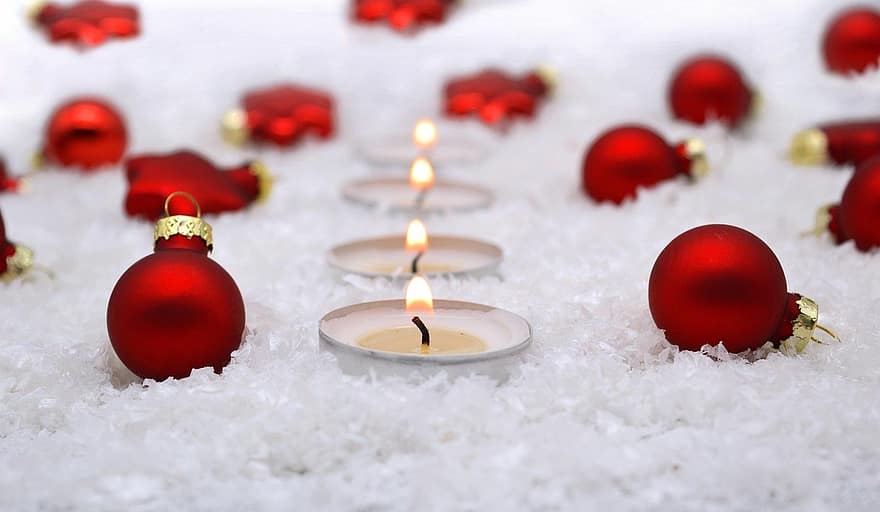 Adwent, Sezon adwentowy, Boże Narodzenie, Na świąteczny nastrój, świąteczne dekoracje, czas świąt, śnieg, czerwone kulki, czerwone bombki, światło ze świeczki, motyw świąteczny