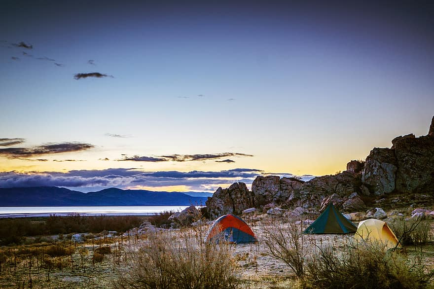 Zelte, Camping, Wüste, Lager, Sonnenuntergang, Dämmerung, Abenteuer, Natur, bewölkter Himmel, draußen, Freizeitgestaltung