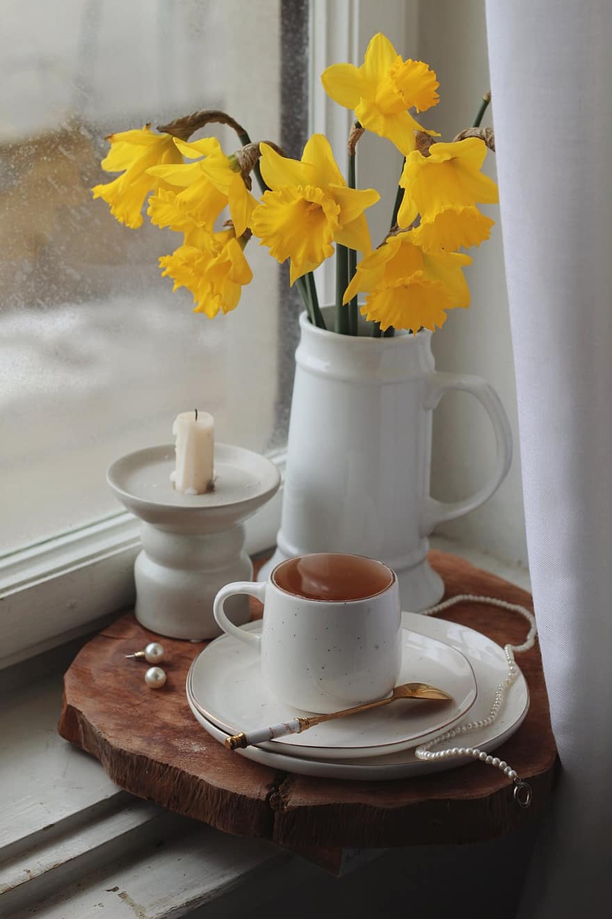 påskeliljer, te, blomstervase, gule blomster, vindu, stearinlys, Perle øredobber, vår, påske, slappe av, bord