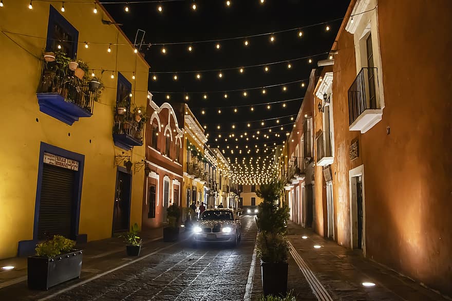 路地、プエブラ、メキシコ、ライト、色、夜、家、通り、シティ、建築、スポットライト