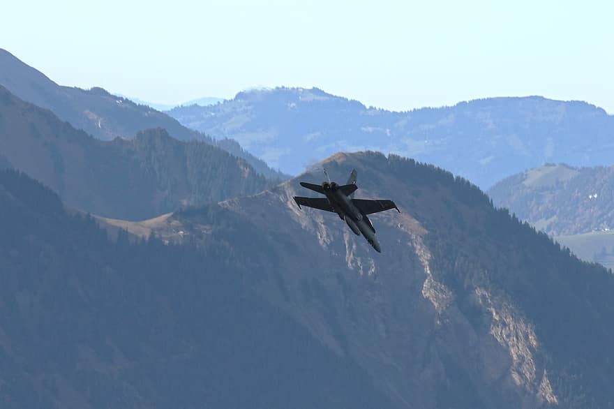 ボーイングFA-18ホーネット、戦闘機、フライト、軍用機、ジェットトレーニング、航空機、空軍、山岳、Fliegerschiessen Axalp、アクセルプ、飛行