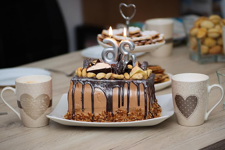 tortas, gimtadienis, šventė, vakarėlis, žvakės, staigmena, maisto, desertas, kava, šokoladas, saldus maistas