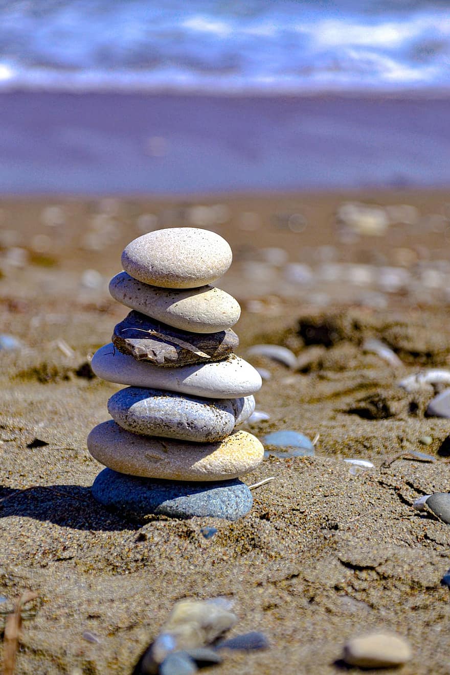 sten, klippe, balance, afbalancerede klipper, afbalancerede sten, flodbredden, strand, meditation, zen, mindfulness, spiritualitet
