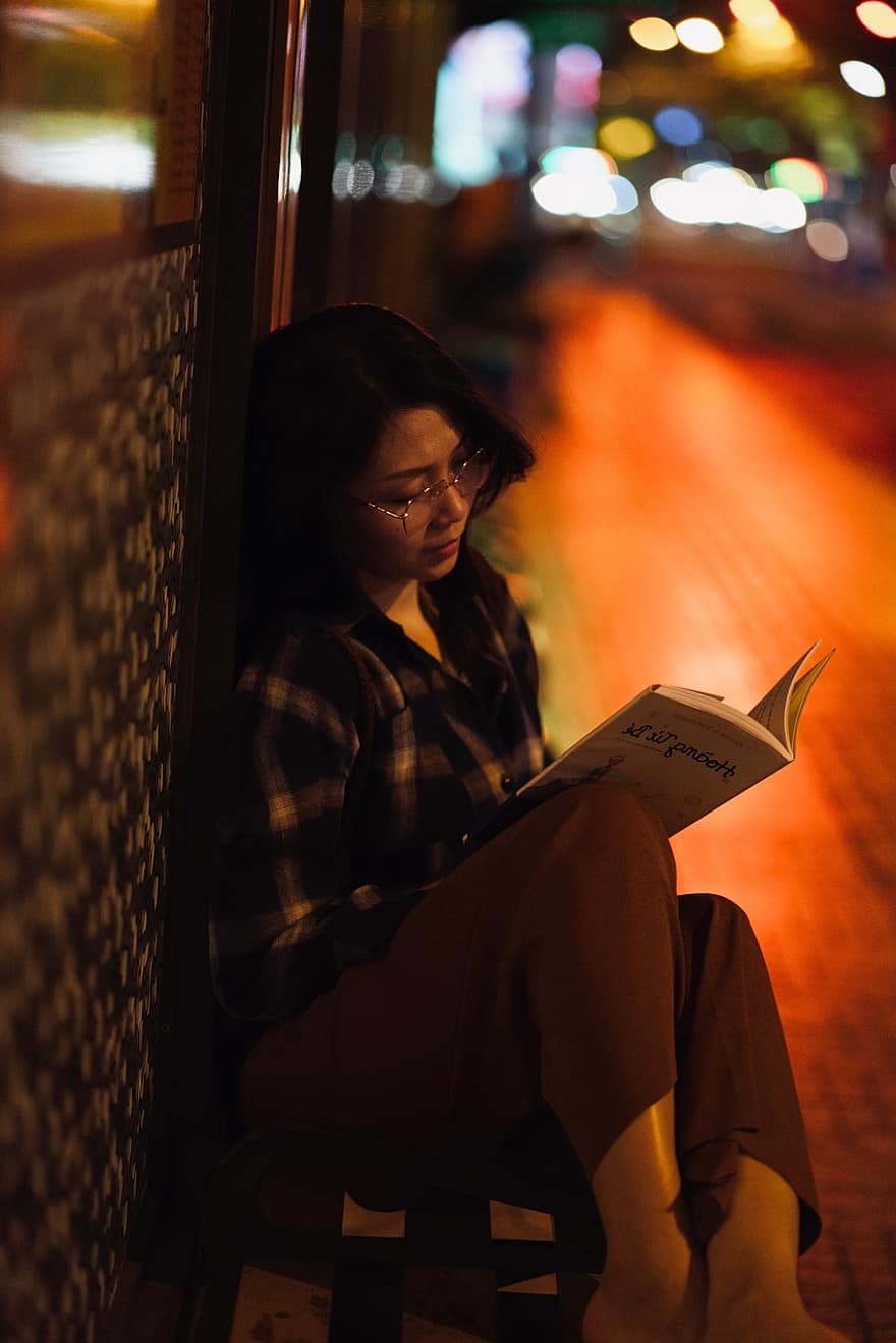 mujer, calle, leyendo, libro, noche