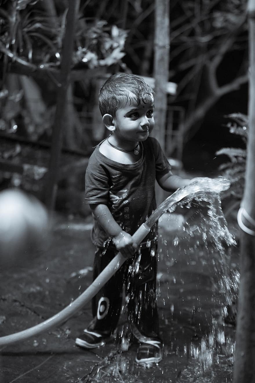 dziecko, Bangalore, Indie, wąż ogrodowy, karnataka, mały chłopiec, woda, mokro, chłopcy, jedna osoba, uroczy