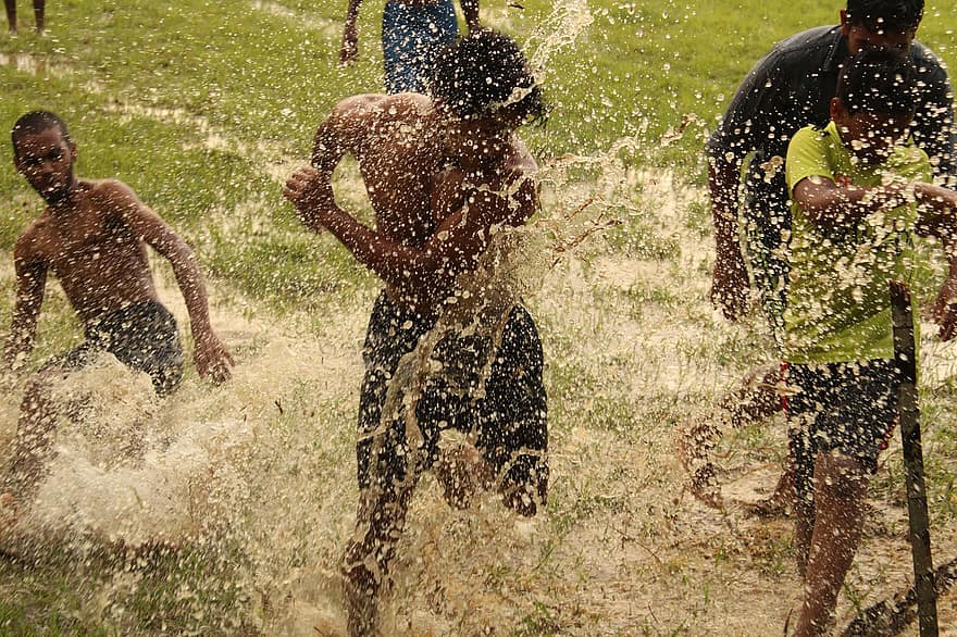 jogos, lama, futebol, Kerala, ao ar livre, Diversão, verão, homens, molhado, salpicos, corrida