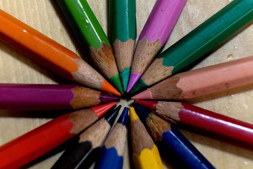 цветные карандаши, рисование карандашами, художественные принадлежности, школьные принадлежности