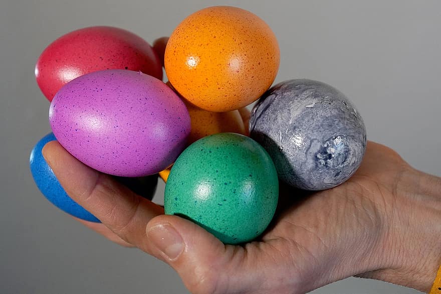 pääsiäinen, munat, käsi, kourallinen, värilliset munat, värikäs, pääsiäismunat, juhla