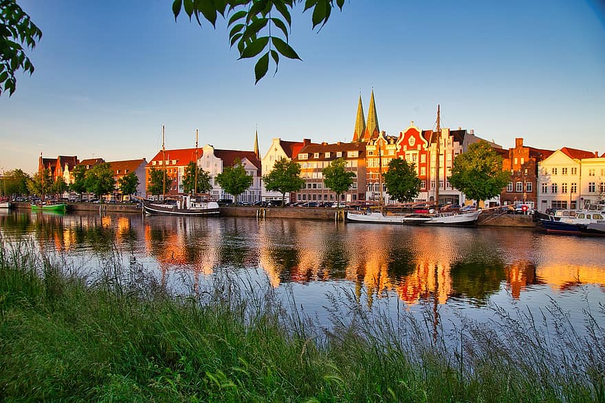 Lübeck, panorama, trave, historyczne centrum, architektura, Niemcy, meklemburgia, rzeka, Miasto, sylwetka na tle nieba, dzielnica