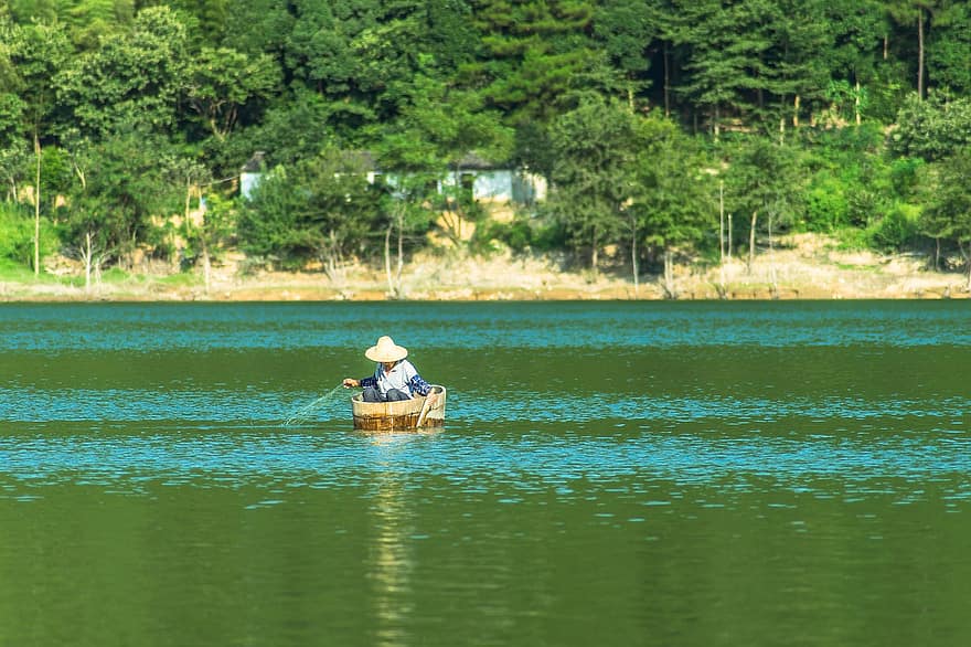 See, Wasser, Holzboot, Fischmann, Wald, Landschaft, Natur, Dongyang, Jinhua, Zhejiang, China