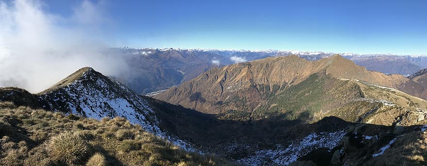 a hegyi ferraro felé, kilátás a gradiccioli-hegyről, Pula felé, alpesi útvonal, Alpok, séta, ég, felsők, kirándulások, túrázás, hegyek