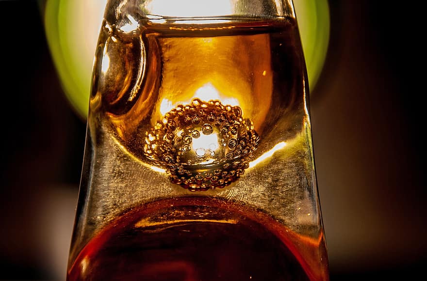vaso, perlas de agua, de cerca, alcohol, beber, líquido, soltar, whisky, botella, amarillo, solo objeto