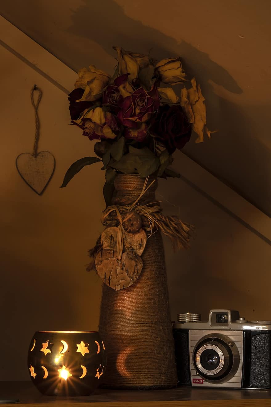 kwiaty, projektowanie wnętrz, lampa, bukiet, staromodny, aparat fotograficzny, sprzęt graficzny, wazon, stół, stary, tła