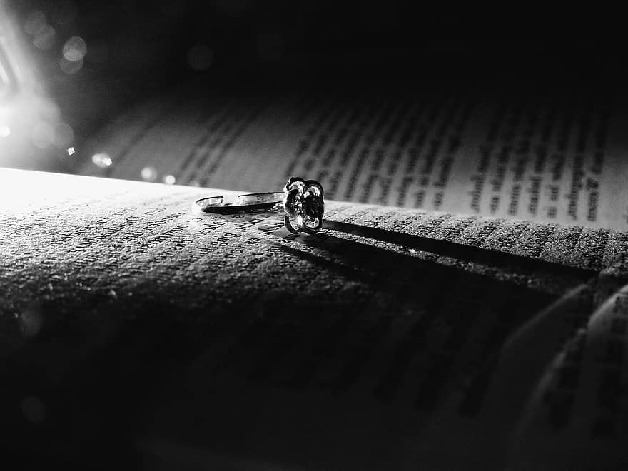 pierścień, książka, zaręczynowy, filozofia, zbliżenie, romans, błyszczący, ślub, miłość, moda, tła
