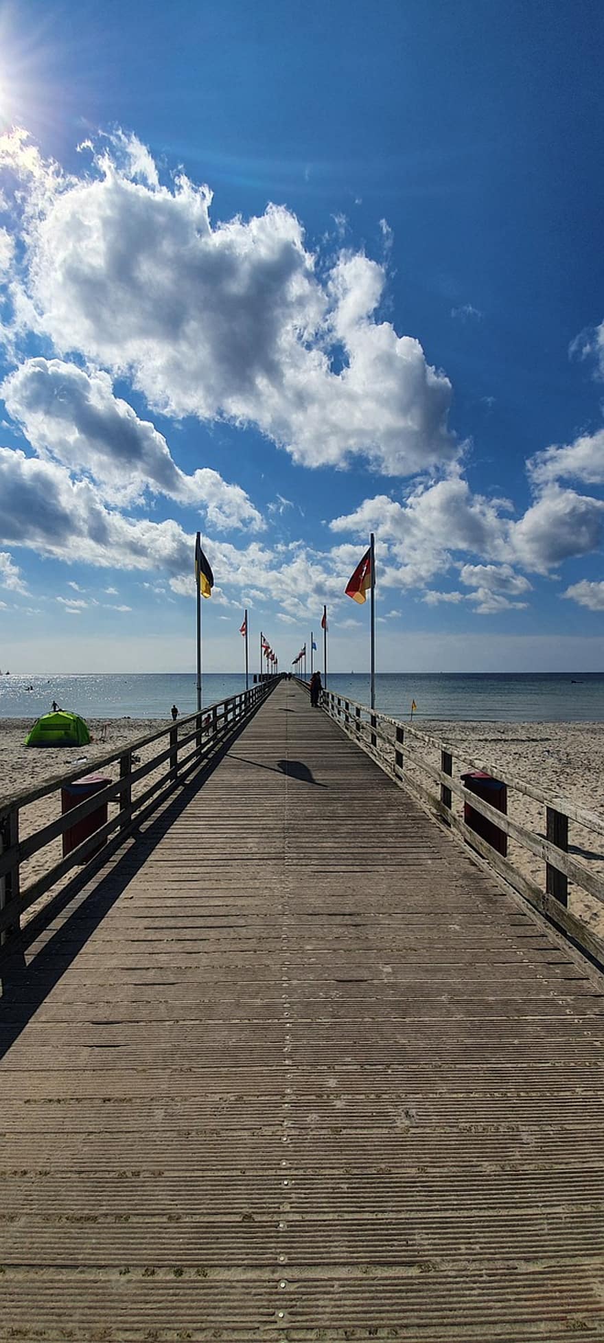 promenade, jetée, drapeaux, plage, des nuages, mer, des loisirs, les vacances, se détendre, tourisme, Île de Fehmarn