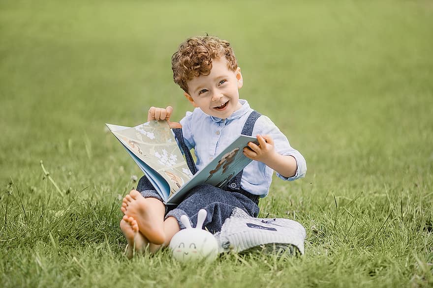persona, niño, libro, sentado, hierba, educación, naturaleza, parque, verano, leyendo, felicidad