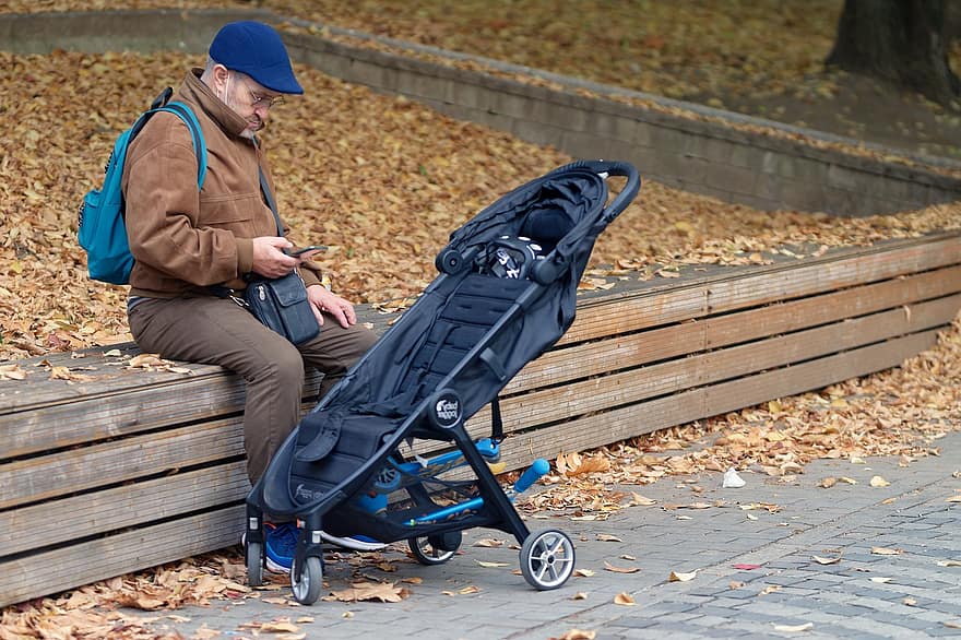 homem, avô, carrinho de passeio, pessoa, Cuidado, cerca de madeira, assistindo o telefone, outono, homens, estilos de vida, bebê
