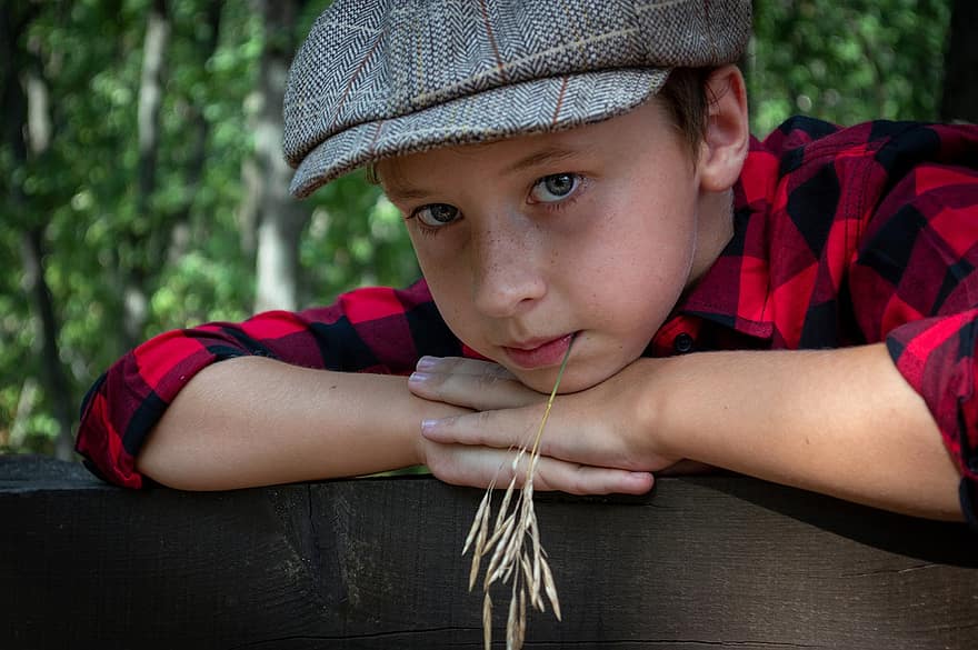 طفل ، صبي ، صورة ، موضه ، شفرة من العشب ، خارج المدينة ، ريفي ، أطفال ، في سن المراهقة ، قميص بمختلف الالوان ، قبعة