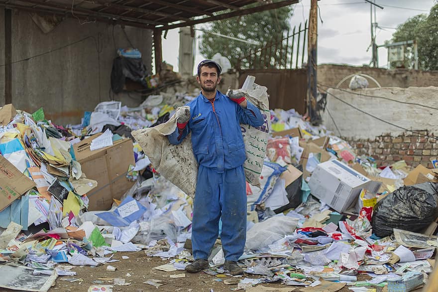 कचरा प्रबंधन, रद्दीखाना, जंकयार्ड, ईरान, क़ोम शहर, ईरानी कार्यकर्ता, रीसाइक्लिंग, पुरुषों, मध्य वयस्क, एक व्यक्ति, कचरा