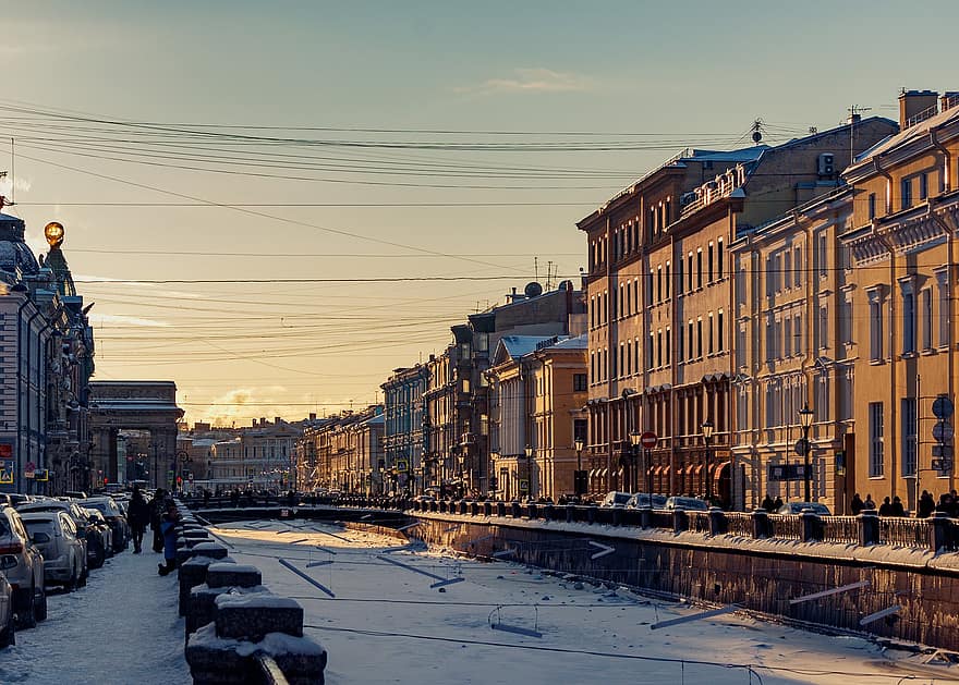 川、堤防、サンクトペテルブルク、冬、建築、街並み、建物の外観、都市生活、建造物、有名な場所、夕暮れ
