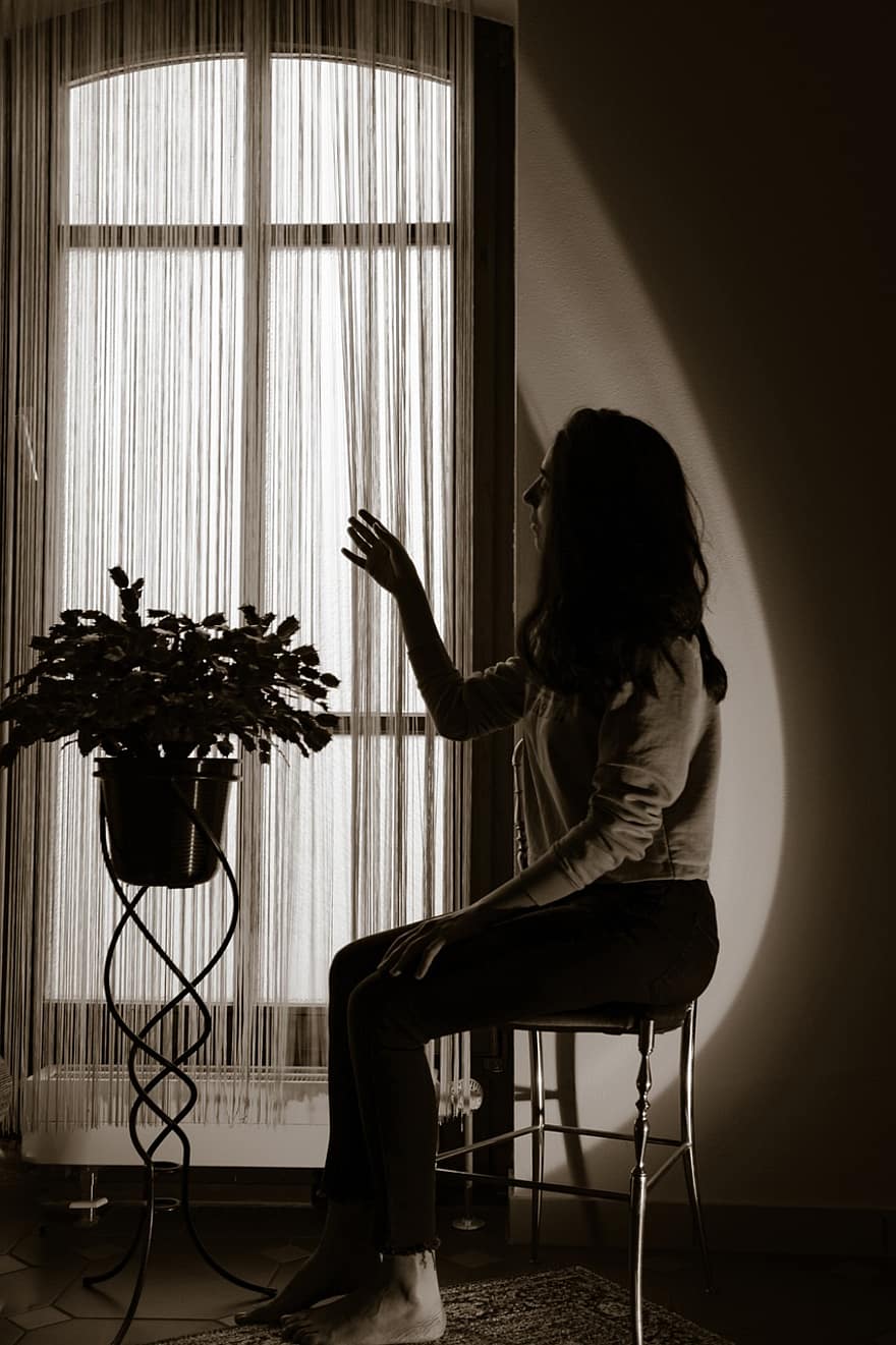 kobieta, Dom, patrząc przez okno, nastrojowe zdjęcie