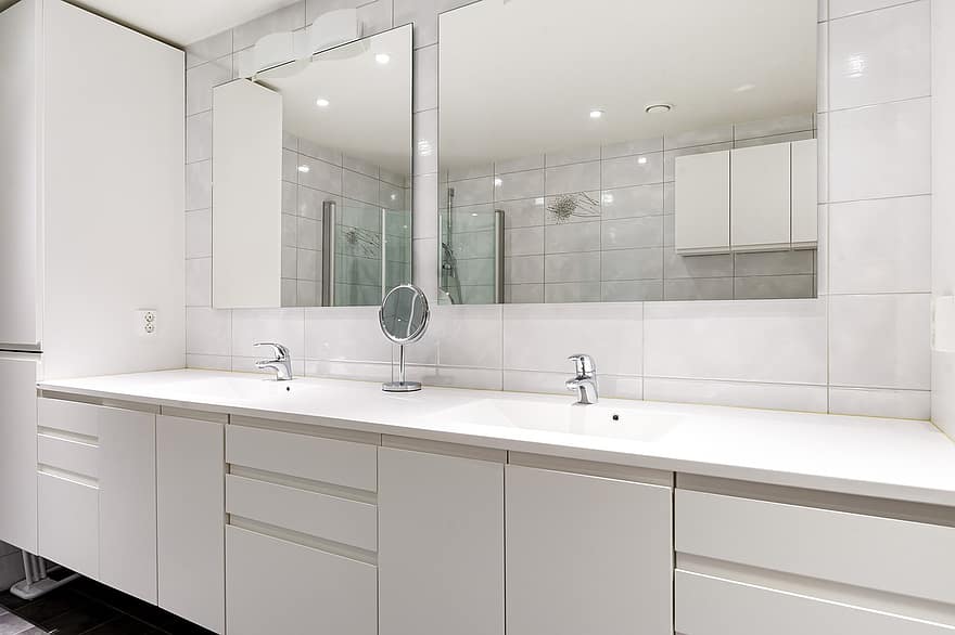 Nekustamais īpašums, interjera dizains, vannas istaba, izlietne, spogulis