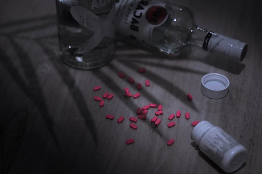 piller, tabletter, flaska, narkotika, medicin, alkohol, överdos, smärta, depression, sorg, sjukvård och medicin