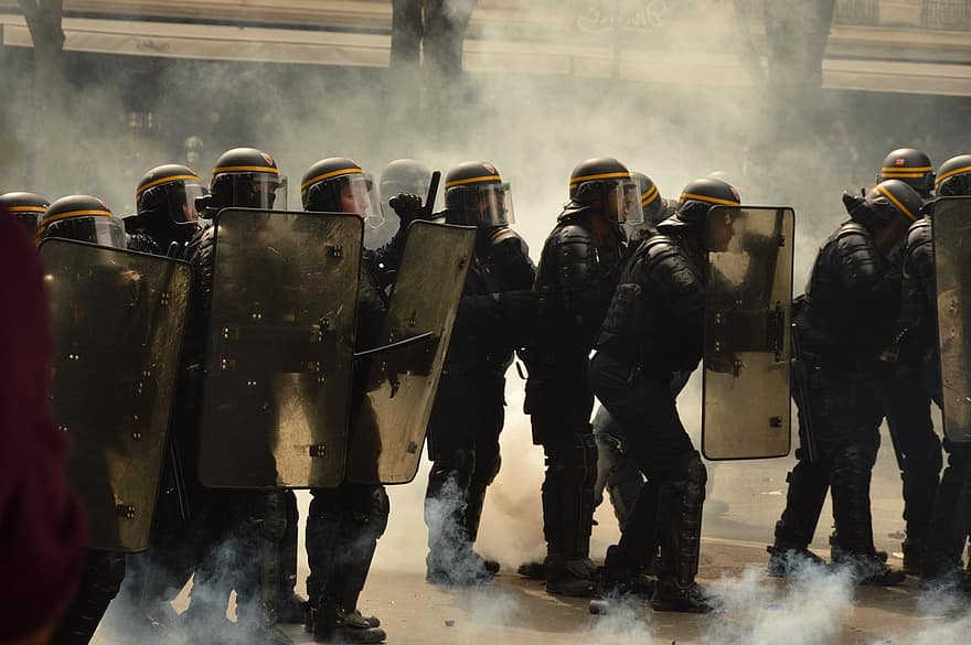 полиция, бунт, Слезоточивый газ, щит, единообразный, крупнозернистый, Французская полиция, Франция, выражение, Социальное, Социальное движение