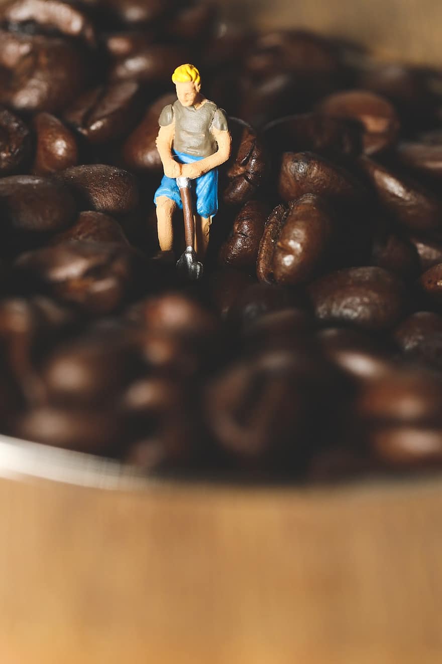 figura, miniatura, café, trabajando