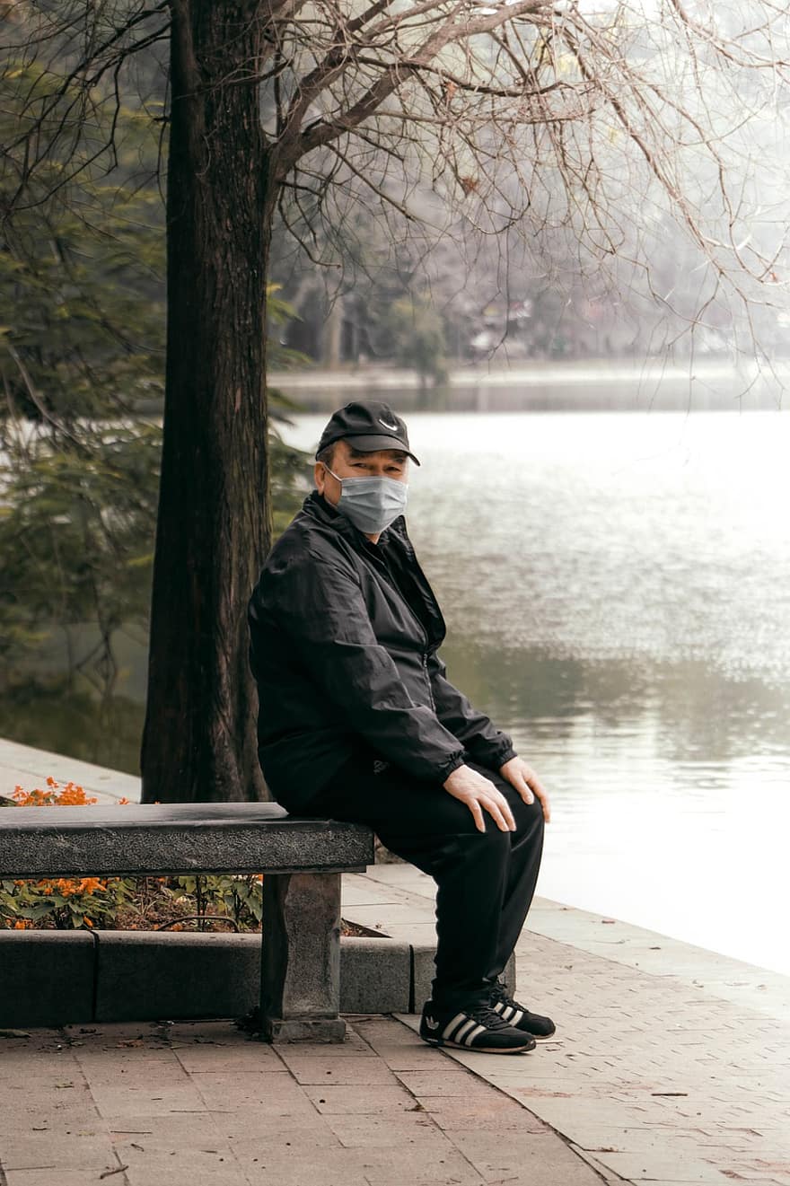 άνδρας, πάρκο, μάσκα προσώπου, covid-19, πανδημία ιατρική, Νέο Κανονικό, σε εξωτερικό χώρο, μάσκα, συνεδρίαση, παγκάκι, φύση