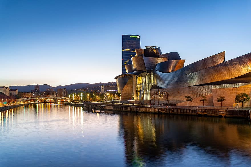 muzeum, Muzeum Guggenheima w Bilbao, noc, architektura, budynek, Miasto, rzeka, znane miejsce, pejzaż miejski, zmierzch, woda